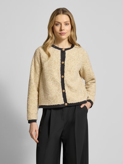 Frauenmodel trägt Strickjacke mit Knopfleiste Modell 'BESSIE' von Soyaconcept, beige mit schwarzem Rand, Regular Fit, Nahaufnahme Oberkörper.