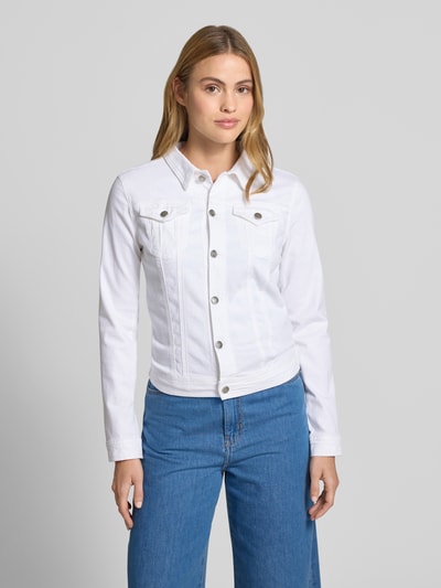 Frauenmodel trägt weiße Jeansjacke mit Pattentaschen Modell 'Erna' von Soyaconcept, Baumwoll-Mix mit Stretch-Anteil, Körpernaher-Schnitt, Kentkragen und Knopfleiste, Ganzkörperansicht von vorne.