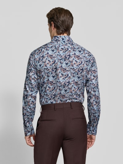 Männermodel draagt Comfort Fit zakelijk overhemd uit pure katoen model 'New Kent' van OLYMP Luxor, blauw met paisley patroon, Ganzkörperansicht Rückansicht