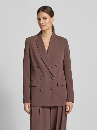 Frauenmodel trägt Regular Fit Blazer mit Pattentaschen von Christian Berg Cocktail, Zweireiher im Material-Mix mit Stretch-Anteil, Reverskragen, glatte Oberfläche in Braun, Ganzkörperansicht von vorne.