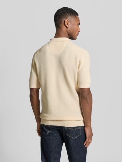 Męski model nosi Regular Fit Poloshirt mit Label-Stitching od Gant z bawełny, kołnierzyk polo, kolor kremowy, długość tyłu w rozmiarze M: 68 cm, pełny widok od tyłu.
