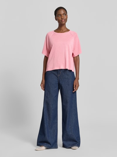 Frauenmodel trägt rosafarbenes Strickshirt mit Rundhalsausschnitt von comma, Viskose-Mix, Loose Fit, Halbarm, Ganzkörperansicht von vorne.