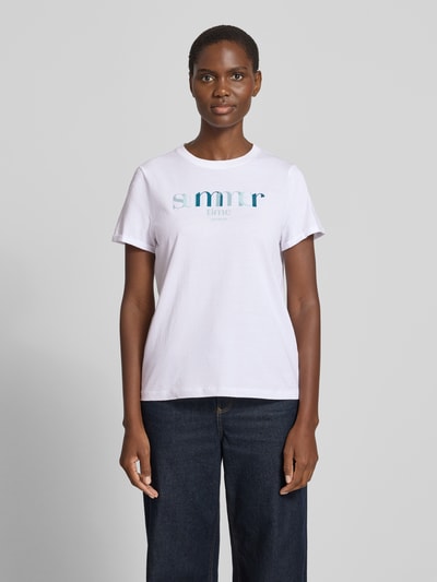 Frauenmodel trägt Regular Fit T-Shirt aus reiner Baumwolle von Tom Tailor in Optik: Unifarben mit Statement-Print-Applikation, Rundhals, Kurzarm, Materialverarbeitung: Jersey, Ganzkörperansicht von vorne.