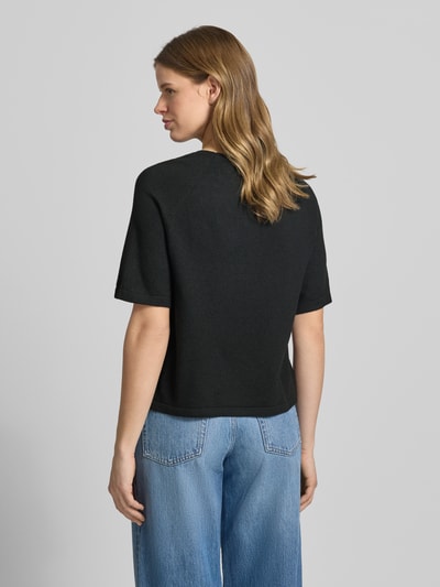 Frauenmodel trägt Regular Fit Strick-Shirt mit kurzem Raglanärmel Modell 'BREE' von Pieces, Optik: Unifarben, Ganzkörperansicht Rückansicht.