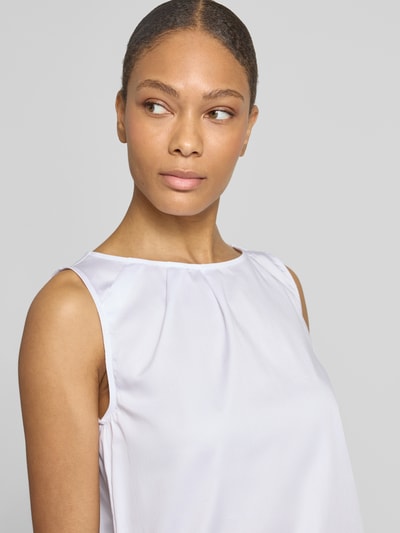 Frauenmodel trägt Relaxed Fit Blusentop aus Baumwoll-Mix von s.Oliver BLACK LABEL, Optik: Unifarben, U-Boot-Ausschnitt, Popeline, Nahaufnahme Oberkörper.