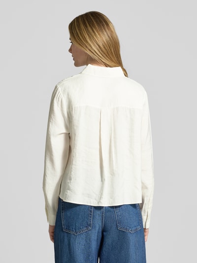 Vrouwenmodel draagt Relaxed Fit Bluse aus Modal-Mix Modell 'Flowy' van OPUS in crème, met hemdkraag en knoopsluiting, ruglengte 55 cm, mouwlengte 60 cm, casual textuur, Ganzkörperansicht Rückansicht.