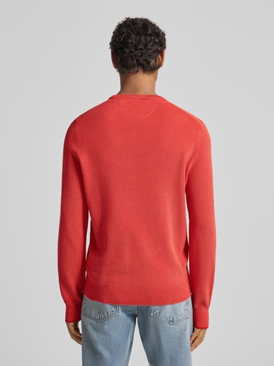 Männermodel trägt Strickpullover mit Label-Stitching von Lerros in Rot, reine Baumwolle, Regular-Fit, gerippte Abschlüsse, Rückenlänge 70 cm, Ärmellänge 74 cm, Ganzkörperansicht Rückansicht.