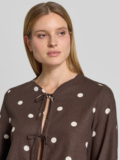 Frauenmodel trägt Regular Fit Bluse mit Zierschleifen von Jake*s Casual aus Leinen-Viskose-Mix mit Punkten, Nahaufnahme Oberkörper.