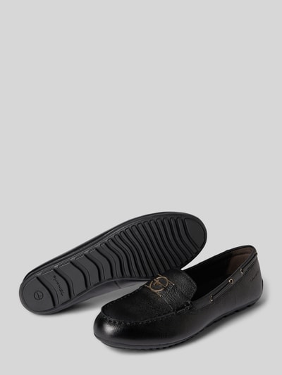 Produktfoto, Loafer aus reinem Leder von Tamaris aus glattem, schwarzem prawdziwa skóra, okrągły czubek, płaski obcas, strukturalna podeszwa, logo