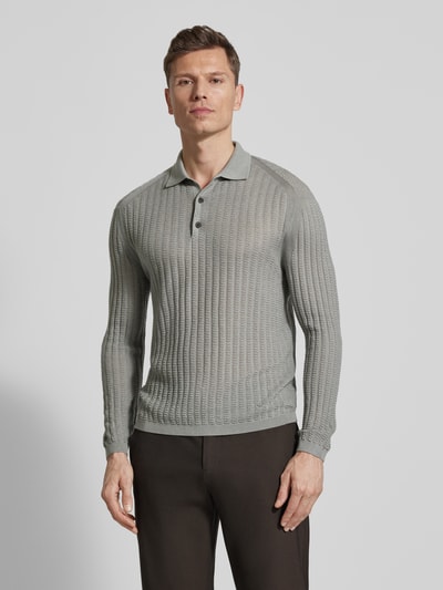 Männermodel trägt Slim Fit Pullover aus Lyocell-Mix mit Schurwoll-Anteil von Emporio Armani in Grau, Strick-Optik, Ganzkörperansicht von vorne.