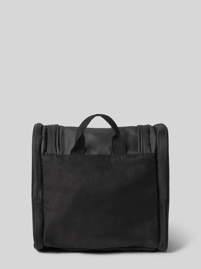 Produktfoto, Kulturtasche mit Label-Details Modell 'Blanc Delight' von bugatti in Schwarz, rechteckige Form, glatte Textur, mit Tragehenkel, Maße 24,5 x 12 x 22,5 cm, Hauptfach mit Reißverschluss, geeignet als Herren Kulturtasche