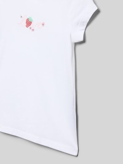 Mädchen trägt Regular Fit T-Shirt aus reiner Baumwolle von s.Oliver RED LABEL, Optik: Unifarben, Motiv-Print, Nahaufnahme Oberkörper.