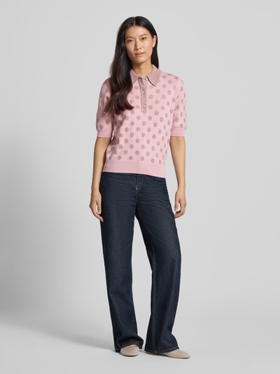 Frauenmodel trägt Relaxed Fit Pullover aus Viskose-Mix Modell 'KRAB' von Essentiel Antwerp in Rosa mit Punktstruktur, Ganzkörperansicht von vorne. Damen Pullover von Essentiel Antwerp