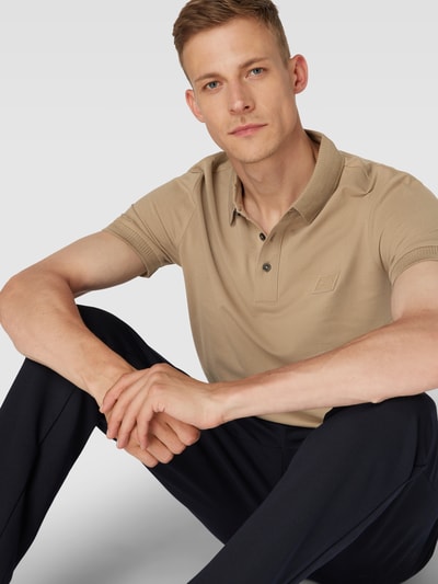 HUGO Poloshirt mit Label-Patch Modell 'Dereso' Camel 3