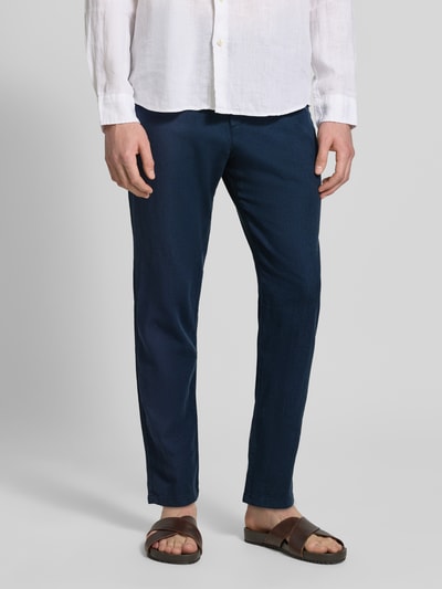 Männermodel trägt Regular Fit Hose aus Baumwoll-Leinen-Mix Modell 'BRODY' von SELECTED HOMME, Unifarben, Nahaufnahme Unterkörper.