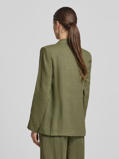 Modelka nosi Regular Fit Blazer aus Leinen Modell 'VINCITA' od EMME, kolor oliwkowy, prosty krój, kołnierz z połami, długość tyłu 68 cm, szerokość w rozmiarze 36: 48 cm, długość rękawów 64 cm, kieszenie z patką, zapięcie na guzik, widok całej sylwetki z tyłu.