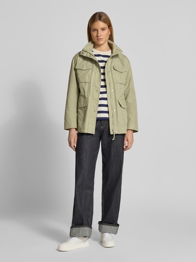 Frauenmodel trägt Regular Fit Parka aus Baumwoll-Mix von s.Oliver RED LABEL, Optik: Unifarben, Ganzkörperansicht von vorne.