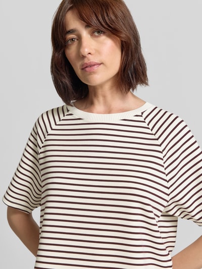 Frauenmodel trägt Boxy Fit Sweatshirt aus Viskose-Mix Modell 'Bailee.S' von Brax, cremeweiß mit braunen Streifen, Nahaufnahme Oberkörper, Damen Sweatshirt.
