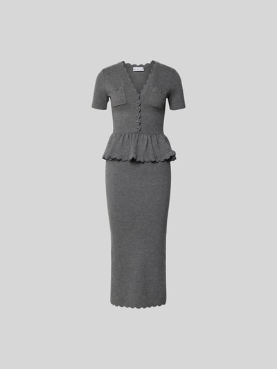 Produktfoto, Slim Fit Midikleid mit Woll-Anteil von Self-Portrait in Grau, Strick-Optik, V-Ausschnitt, kurzärmelig, elastischer Baumwoll-Woll-Mix