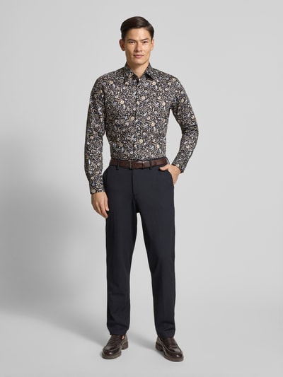 Männermodel trägt Regular Fit Business-Hemd aus Baumwolle mit Kentkragen von ETERNA, Allover-Look, Knopfleiste, Ganzkörperansicht von vorne.