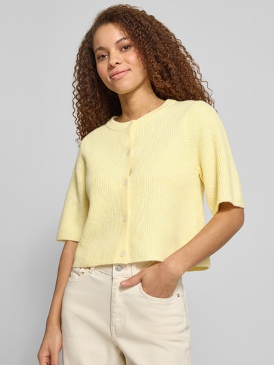 Frauenmodel trägt Regular Fit Strickjacke mit Woll-Anteil Modell 'SILLY' von Pieces, Optik: Unifarben, Rippstrick, Ganzkörperansicht von vorne.