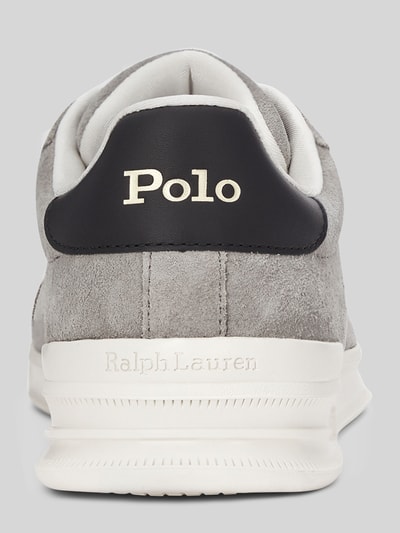 Produktfoto, Low Top Sneaker aus echtem Rindsvelours von Polo Ralph Lauren in Grau, unifarben, runde Schuhspitze, strukturierte Sohle, Label-Prägung