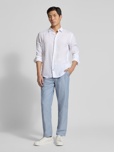 Männermodel trägt Jogpants aus Baumwoll-Leinen-Mix Modell 'WARREN' von Scotch & Soda, hellblau, Regular-Fit, elastischer Bund, Ganzkörperansicht von vorne.