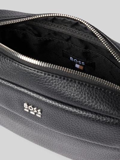 Produktfoto, schwarze Umhängetasche mit Label-Detail Modell 'Ray EVO_EW Crossbody' von BOSS, Herren Umhängetasche, feine Narbung, silberner Reißverschluss