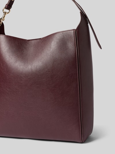Produktfoto, bordeauxrote Handtasche mit Magnetverschluss Modell 'DALMA' von MANGO, strukturierte Oberfläche, goldfarbener Karabinerverschluss, verstellbarer Schulterriemen, rechteckige Form, 31x33x11 cm, Länge Schulterriemen 52 cm.