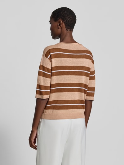 Frauenmodel trägt Strickshirt aus Leinen mit Rundhalsausschnitt von Luisa Cerano, gestreift in Beige und Braun, Regular Fit, Allover-Look, Rückansicht Ganzkörperansicht.