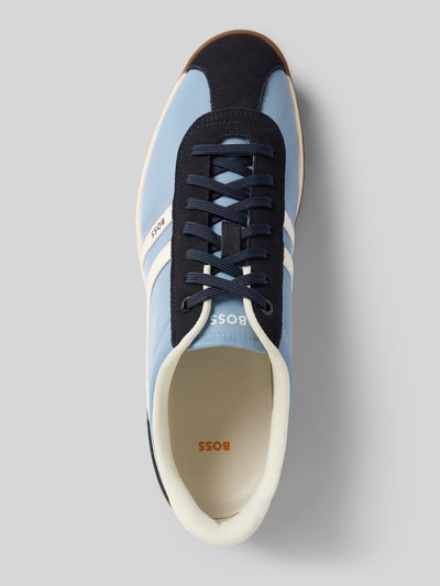 Produktfoto, Low Top Sneaker mit Lederoptik-Details Modell 'ZAYN_LOWP_NYMI' von BOSS Orange in Blau, Weiß und Schwarz, label Print, flache profilierte Sohle, abgerundete Schuhspitze, Schnürung, mehrfarbige Obermaterialien mit glatter und strukturierter Textur.