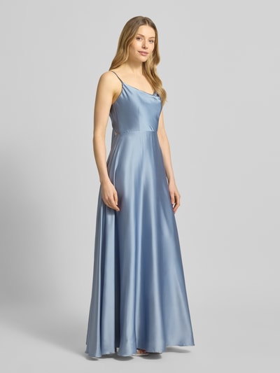 Frauenmodel trägt Abendkleid mit Spaghettiträger und tiefem Rückenausschnitt von Laona aus Satin, Maxikleid, taillierter Schnitt, Ganzkörperansicht von vorne.