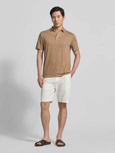 Männermodel trägt Slim Fit Poloshirt aus Leinen-Elasthan-Mix von OLYMP Level Five, Knopfleiste, 1/2-Arm, Farbe Braun, Rückenlänge 70 cm bei Größe M, Ganzkörperansicht von vorne.