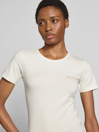 Frauenmodel trägt T-Shirt aus Viskose-Elasthan-Mix mit Label-Stitching von GUIDO MARIA KRETSCHMER WOMAN, Slim Fit, Nahaufnahme Oberkörper.