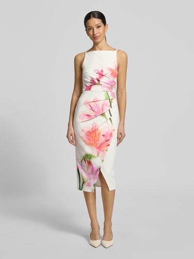 Frauenmodel trägt Cocktailkleid mit Raffungen und Gehschlitz von Lipsy, florales Midikleid, Figurbetont, Material-Mix mit Stretch-Anteil, Ganzkörperansicht von vorne