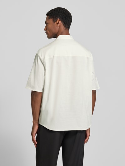 Männermodel trägt Regular Fit Freizeithemd mit V-Ausschnitt und Label-Stitching von Emporio Armani, Reine Baumwolle, Rückansicht, Ganzkörperansicht.