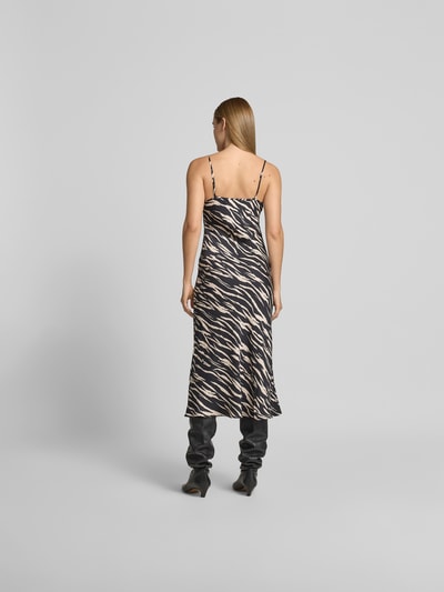 Frauenmodel trägt Midikleid aus reiner Viskose von Lala Berlin im Zebra-Muster, figurbetont, mit Spaghettiträgern, Midilänge, Rückansicht.