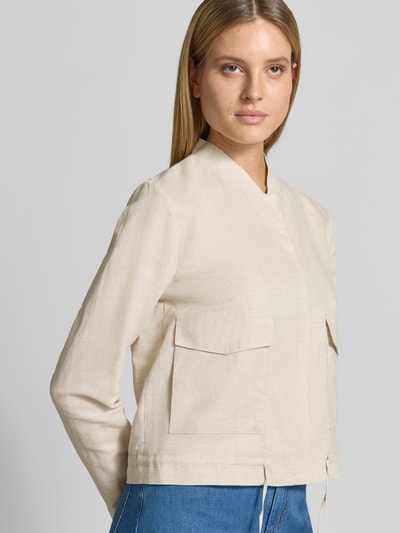 Vrouwenmodel draagt Regular Fit Jacke aus Leinen-Mix mit Stehkragen van WHITE LABEL, mix van katoen en linnen, opgestikte zakken, band met tunnelkoord, elastische mouwboorden, naturel kleur, textuur met fijne weefstructuur, ganzekörperaanzicht van voren.