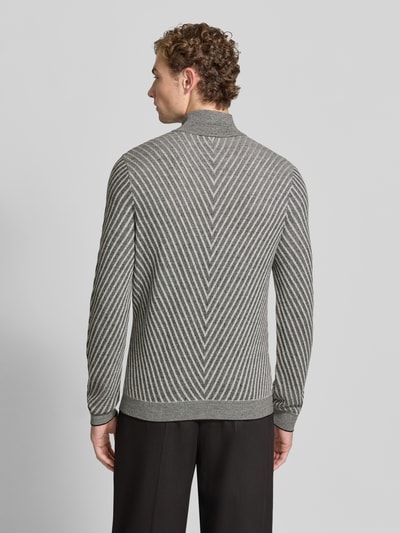 Männermodel trägt Regular Fit Strickpullover aus Schurwolle von Emporio Armani in Grau mit diagonalen Streifen, Rückenansicht, Normale Passform.