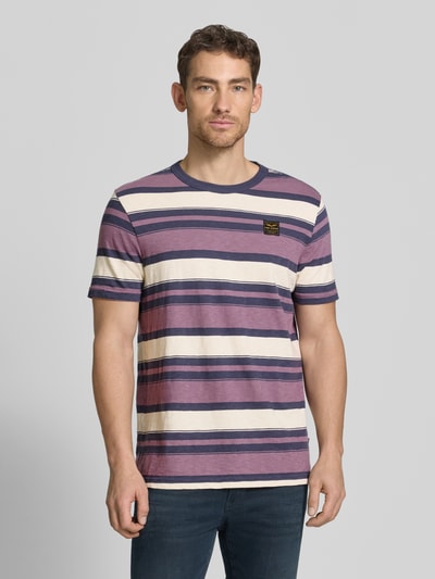 Männermodel trägt T-Shirt mit Rundhalsausschnitt und Label-Stitching von PME Legend, Streifenmuster, Reine Baumwolle, Regular-Fit, Rückenlänge 74 cm, Ganzkörperansicht von vorne