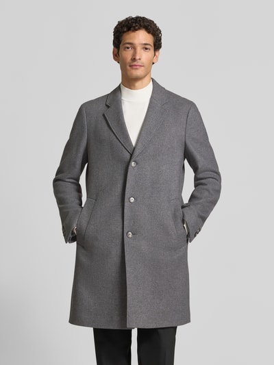 Männermodel trägt Mantel mit einreihiger Knopfleiste von BOSS in Grau, Wollmix, Longline, unifarben, Ganzkörperansicht von vorne.