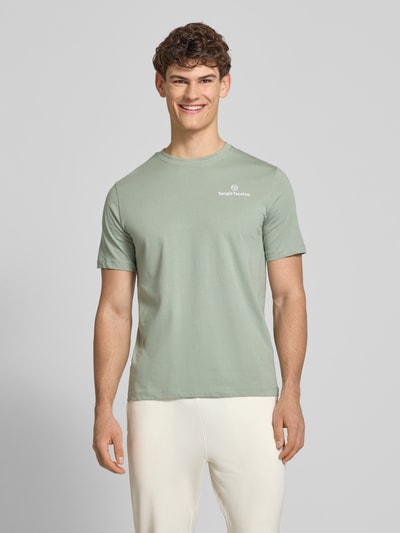 Männermodel trägt Regular Fit T-Shirt mit Logo-Print von SERGIO TACCHINI in Mintgrün aus reiner Baumwolle, Nahaufnahme Oberkörper.