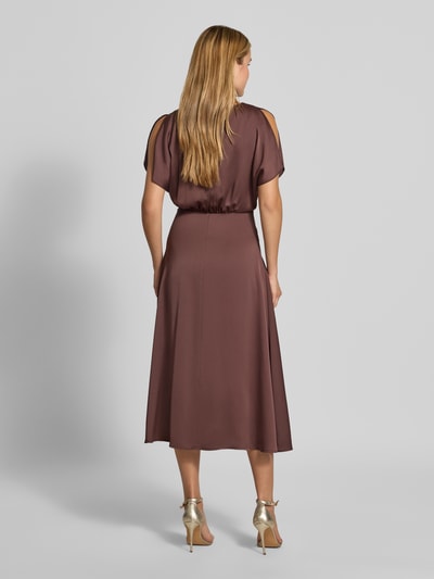 Frauenmodel trägt Midikleid aus Satin von SWING in Braun, taillierte Passform, Rundhalsausschnitt, knielang, Ganzkörperansicht Rückansicht.