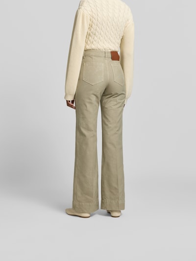 Frauenmodel trägt Wide Fit Hose mit AufgesetzteTaschen von Victoria Beckham aus Reine Baumwolle in Beige, Ganzkörperansicht Rückansicht.
