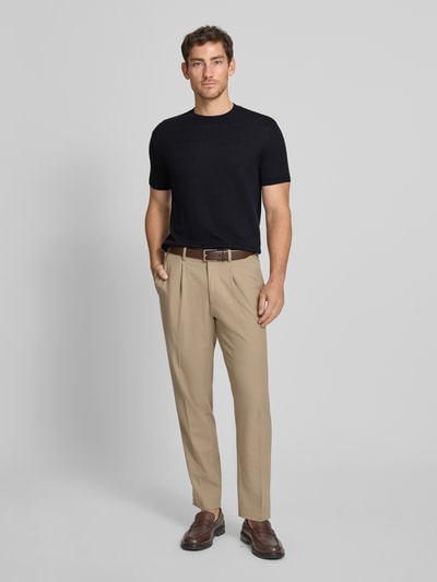 Männermodel trägt gebreid shirt met ronde hals van ARMANI EXCHANGE van puur katoen, slim fit, ruglengte maat M 69 cm, zwart, Ganzkörperansicht van voren.