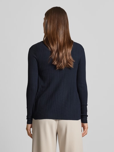 Vrouwenmodel draagt Regular Fit Cardigan uit viscose-mix van Tom Tailor, melange-look, schalkraag, lange mouw, ribbrei, rugaanzicht.