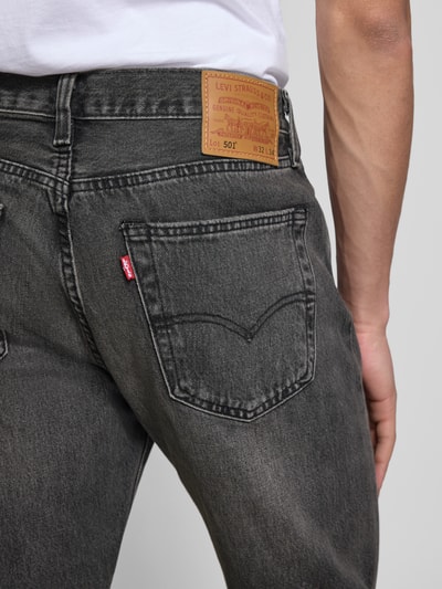 Männermodel trägt Wide Leg Fit Jeans mit Eingrifftaschen Modell '501®' von Levi's®, Used-Look, reine Baumwolle, Nahaufnahme Rückansicht.
