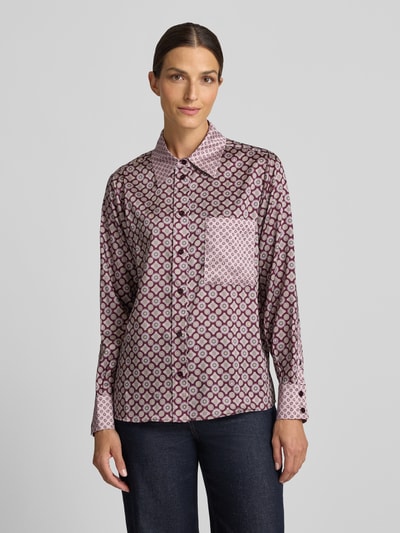 Frauenmodel trägt Relaxed Fit Hemdbluse Modell 'CAMICIA' von Liu Jo White, Satin mit gemustertem Design, Ganzkörperansicht von vorne.