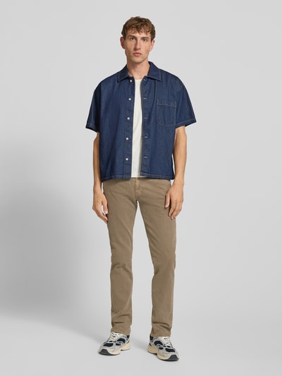 Männermodel trägt Slim Fit Jeans aus Baumwoll-Mix Modell '511® SLIM' von Levi's®, Herren slim fit jeans, beige, Ganzkörperansicht von vorne