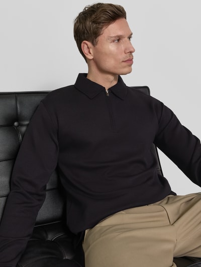 Männermodel trägt Regular Fit Poloshirt aus Viskose-Mix Modell 'EMANUEL' von Selected Homme, Optik: Unifarben, Nahaufnahme Oberkörper.